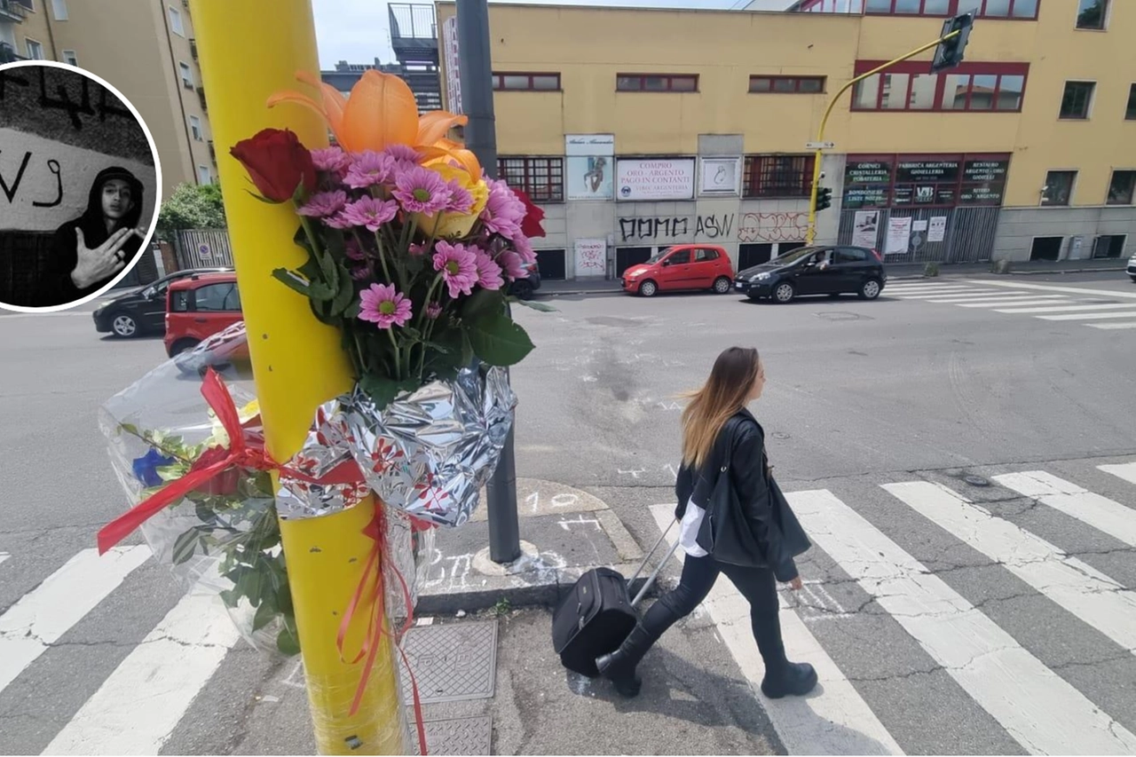 Fiori in via Cassano dove è morto il 20enne Momo