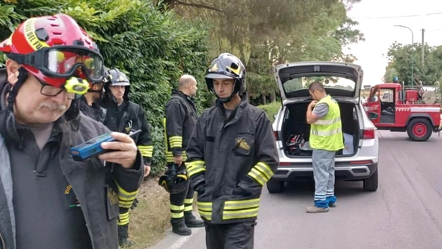 L'intervento dei Vigili del fuoco in via Santarelli L'intervento dei Vigili del fuoco in via Santarelli