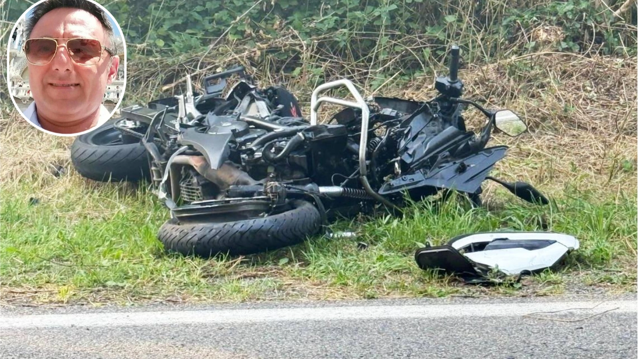 La moto distrutta dopo l'impatto. Nel riquadro la vittima, Edoardo Vezzoli, architetto 56enne di Adro