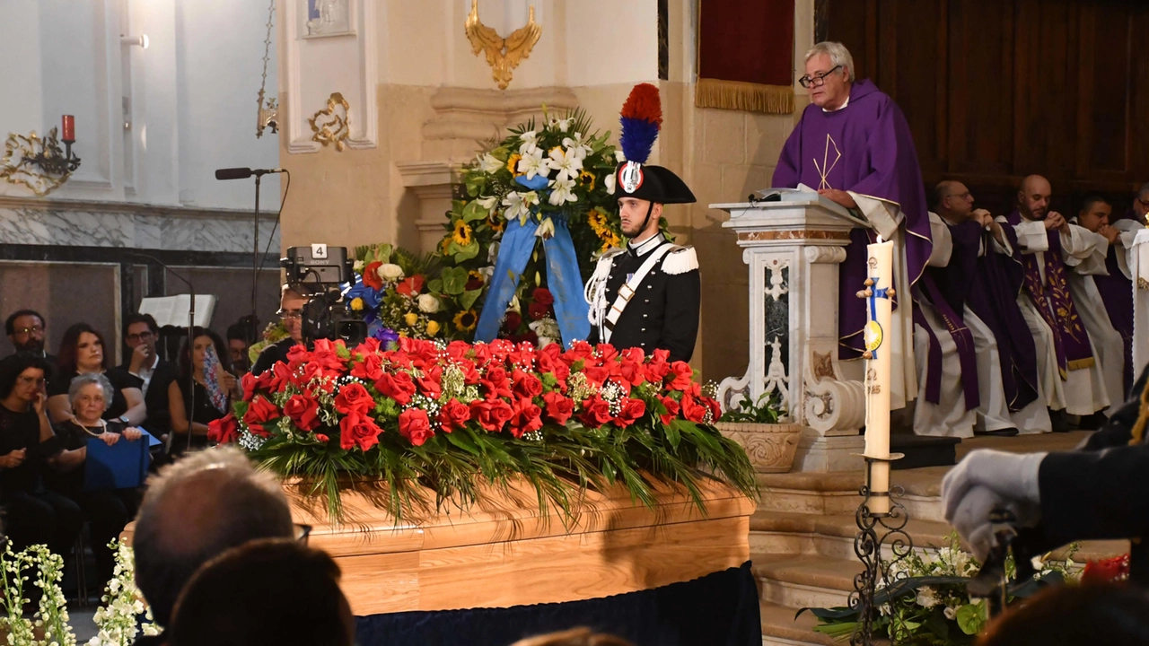 Migliaia ai funerali di Pippo Baudo. “Coraggioso contro la mafia, il successo non riempie il cuore” / 