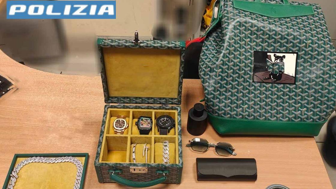 ladri in azione a bordo di un treno rubano uno zaino con gioielli e orologi di lusso fermati dalla polizia