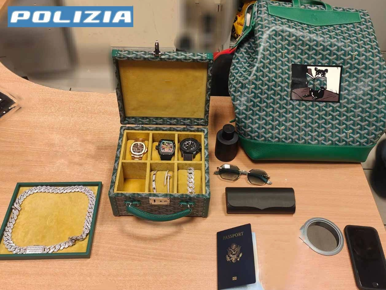 Milano, furto a bordo treno: la refurtiva recuperata dalla polizia