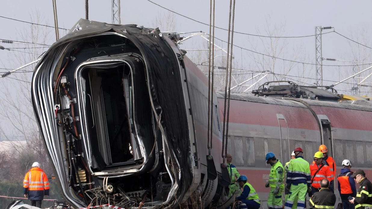 Il Frecciarossa 9595 Milano-Salerno deragliato il 6 febbraio di cinque anni fa all’altezza di Livraga Il Frecciarossa 9595 Milano-Salerno deragliato il 6 febbraio di cinque anni fa all’altezza di Livraga