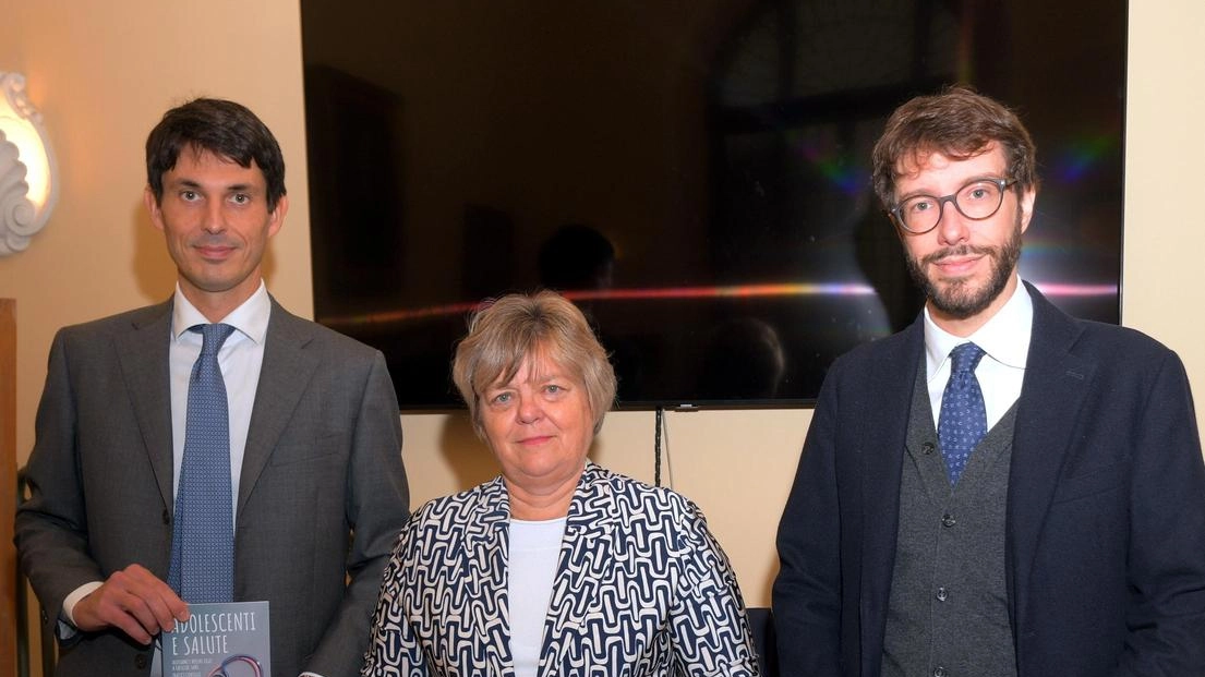 Da sinistra il dottor Ciro Camerota con il prefetto Francesca De Carlini e il rettore del Collegio Ghislieri Alessandro Maranesi Da sinistra il dottor Ciro Camerota con il prefetto Francesca De Carlini e il rettore del Collegio Ghislieri Alessandro Maranesi