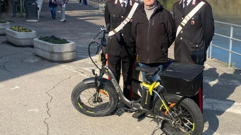 Aldo, 81 anni, con la sua preziosa bici elettrica ritrovata dai carabinieri a Bottanuco