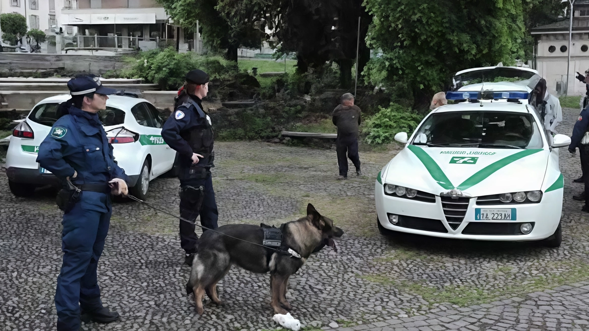 Gli agenti della polizia locale di Monza con la loro unità cinofila in azione alla stazione ferroviaria hanno trovato droga in tasca a uno studente Gli agenti della polizia locale di Monza con la loro unità cinofila in azione alla stazione ferroviaria hanno trovato droga in tasca a uno studente
