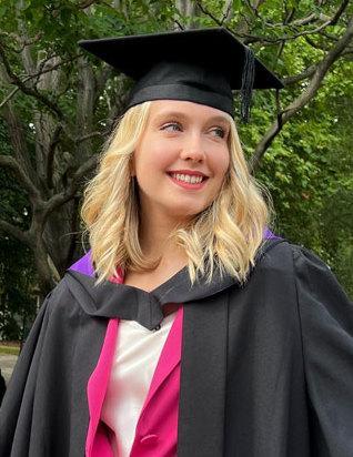 Emma Prévot a Londra. Premiata “Miglior studente” per due anni consecutivi Emma Prévot a Londra. Premiata “Miglior studente” per due anni consecutivi