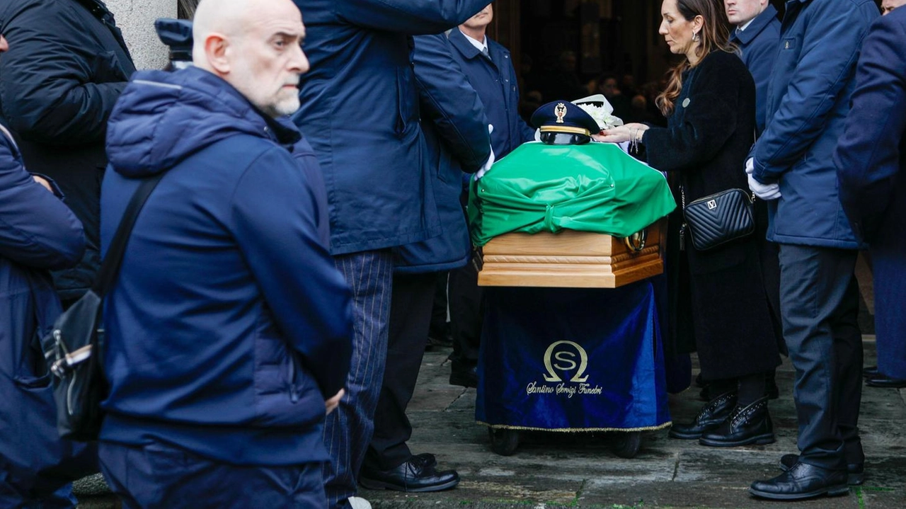 La bara avvolta nella bandiera italiana. Il cappello da poliziotto che ha indossato per 40 anni appoggiato sopra. Un... La bara avvolta nella bandiera italiana. Il cappello da poliziotto che ha indossato per 40 anni appoggiato sopra. Un...
