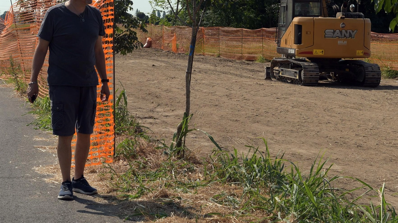 A San Giuliano Milanese è iniziato il cantiere per la nuova strada da Borgolombardo a Sesto Gallo, con lavori per il primo lotto in corso. Si prevede l'illuminazione pubblica, un'area parcheggio e la piantumazione di 50 alberi. Il progetto, supportato dall'amministrazione locale, mira a favorire lo sviluppo dell'area e ha generato dibattiti tra i cittadini. A San Giuliano Milanese è iniziato il cantiere per la nuova strada da Borgolombardo a Sesto Gallo, con lavori per il primo lotto in corso. Si prevede l'illuminazione pubblica, un'area parcheggio e la piantumazione di 50 alberi. Il progetto, supportato dall'amministrazione locale, mira a favorire lo sviluppo dell'area e ha generato dibattiti tra i cittadini.