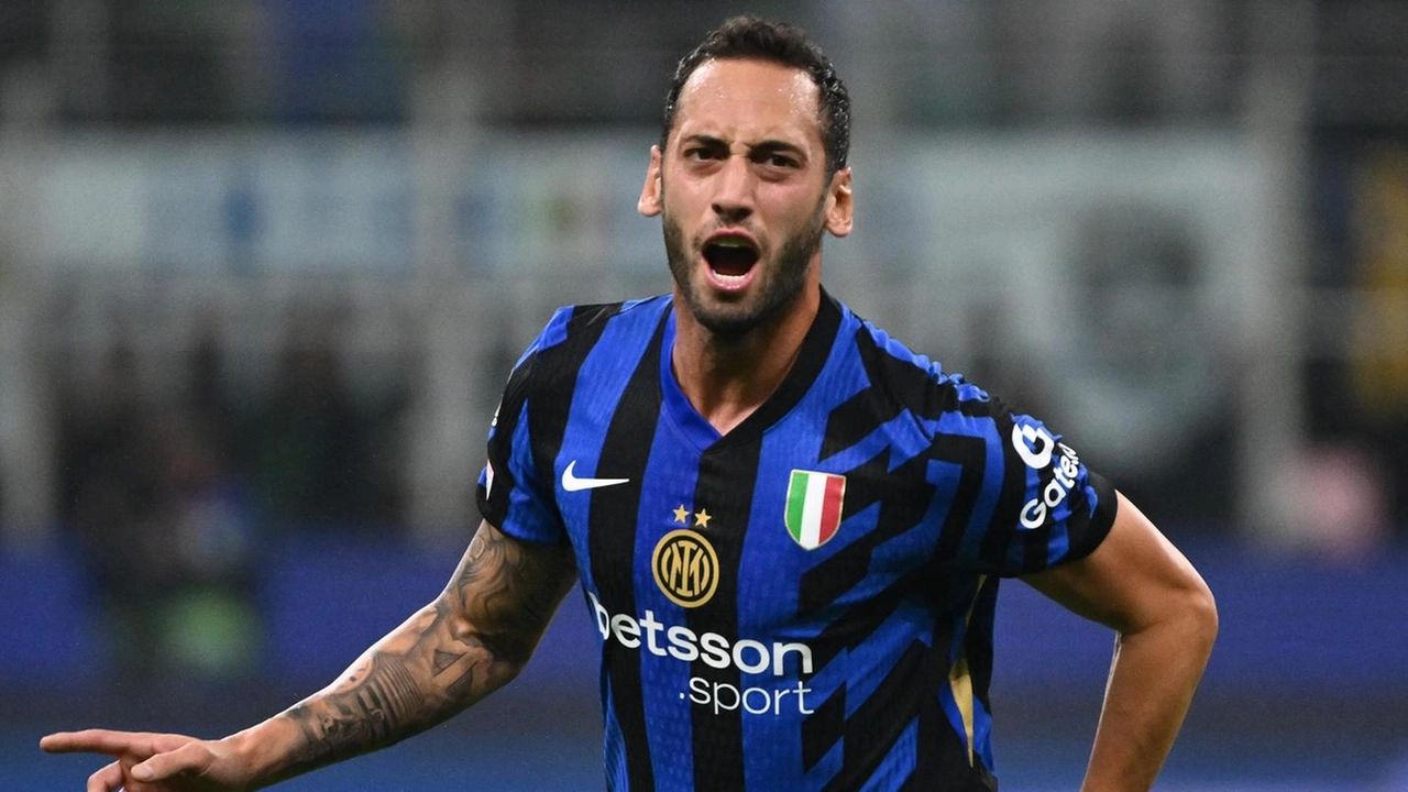Hakan Calhanoglu festeggia dopo il gol segnato in Champions alla Stella Rossa Hakan Calhanoglu festeggia dopo il gol segnato in Champions alla Stella Rossa