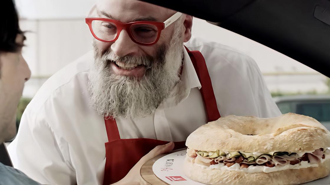solidariet224 all8217autogrill un panino per casaut
