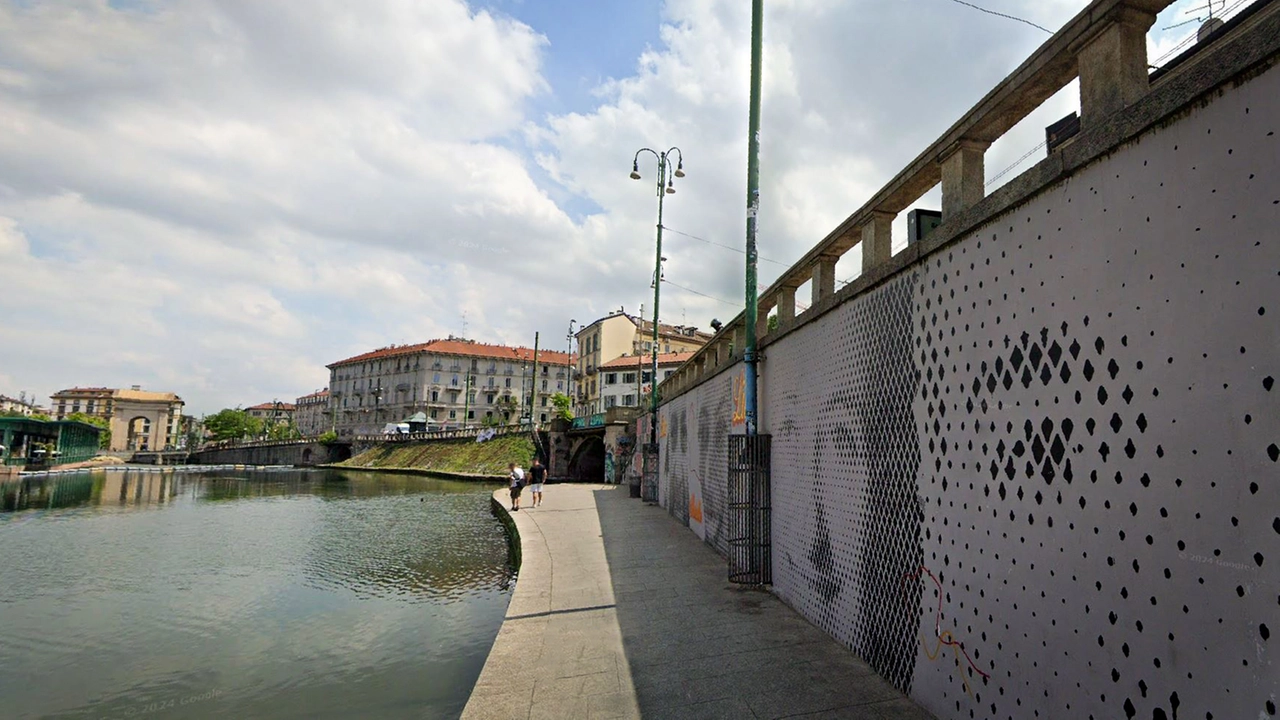 Uno dei muri che costeggiano la passeggiata in Darsena Uno dei muri che costeggiano la passeggiata in Darsena