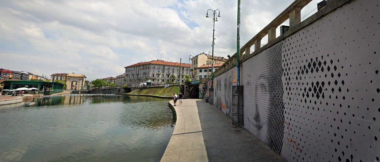 L’uomo caduto da una balaustra in Darsena è ancora intubato: era probabilmente ubriaco