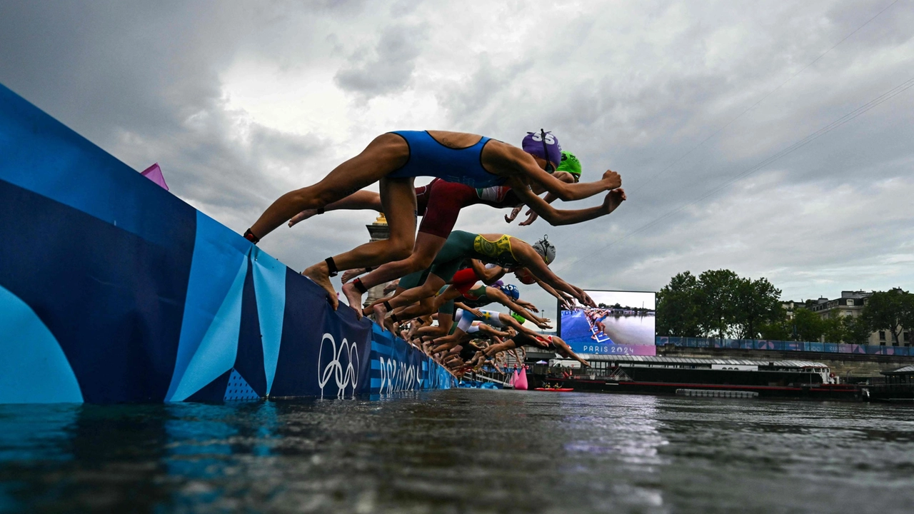 Gara olimpica di nuoto nella Senna Gara olimpica di nuoto nella Senna