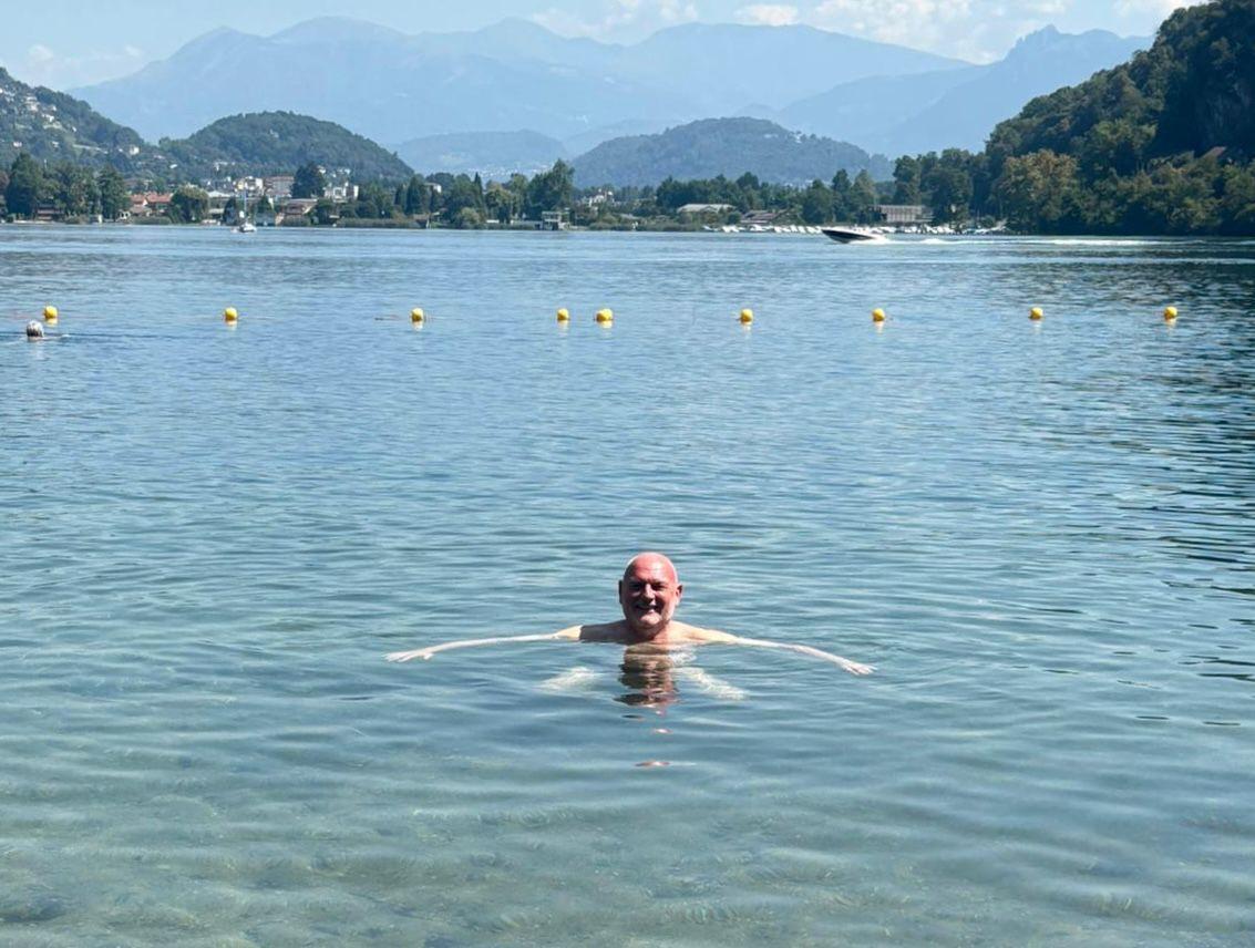 Il sindaco fa il bagno nel lago: lo spot perfetto per il turismo del Ceresio Il sindaco fa il bagno nel lago: lo spot perfetto per il turismo del Ceresio