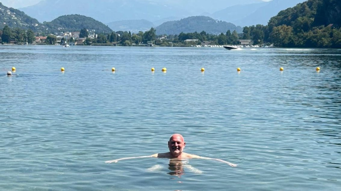 Il sindaco Massimo Mastromarino nelle acque “limpide e balneabili“ del Ceresio