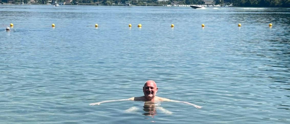 Il sindaco fa il bagno nel lago: lo spot perfetto per il turismo del Ceresio