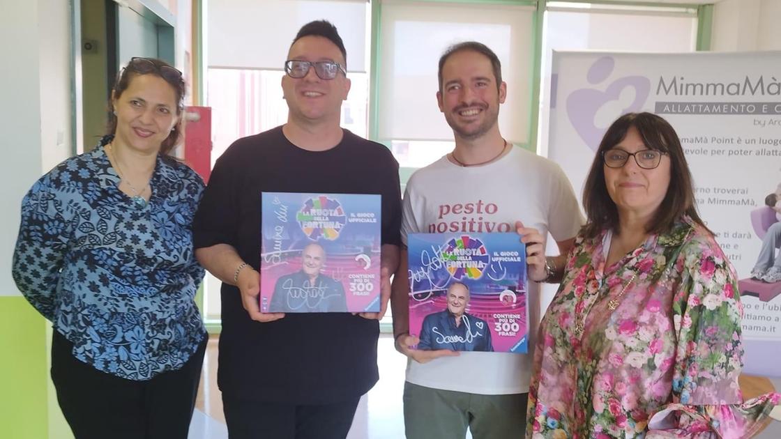 Gioco autografato da Gerry Scotti ai piccoli ricoverati Gioco autografato da Gerry Scotti ai piccoli ricoverati