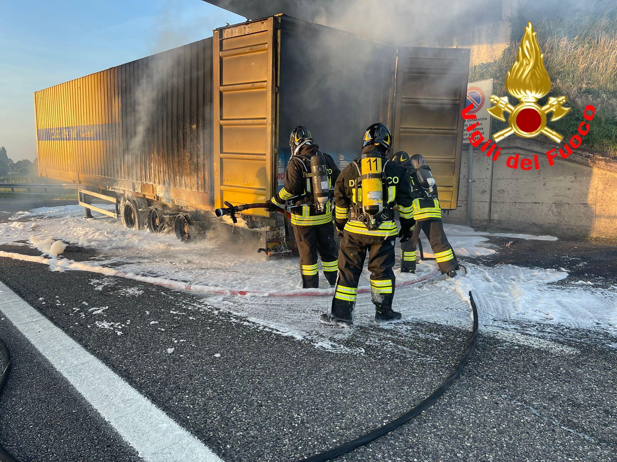 Lodi, prende fuoco il rimorchio di un tir: chiusa una corsia dell’A1, code in direzione Bologna Lodi, prende fuoco il rimorchio di un tir: chiusa una corsia dell’A1, code in direzione Bologna