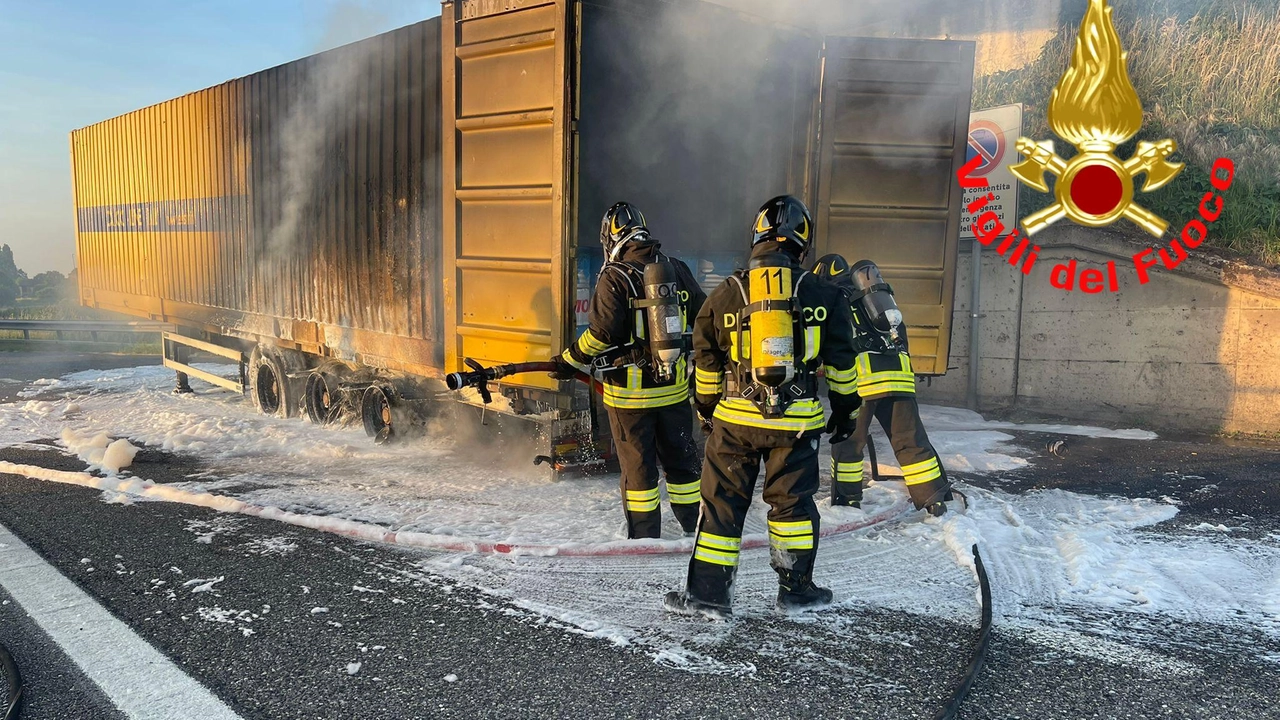 Lo spegnimento dell'incendio in autostrada Lo spegnimento dell'incendio in autostrada