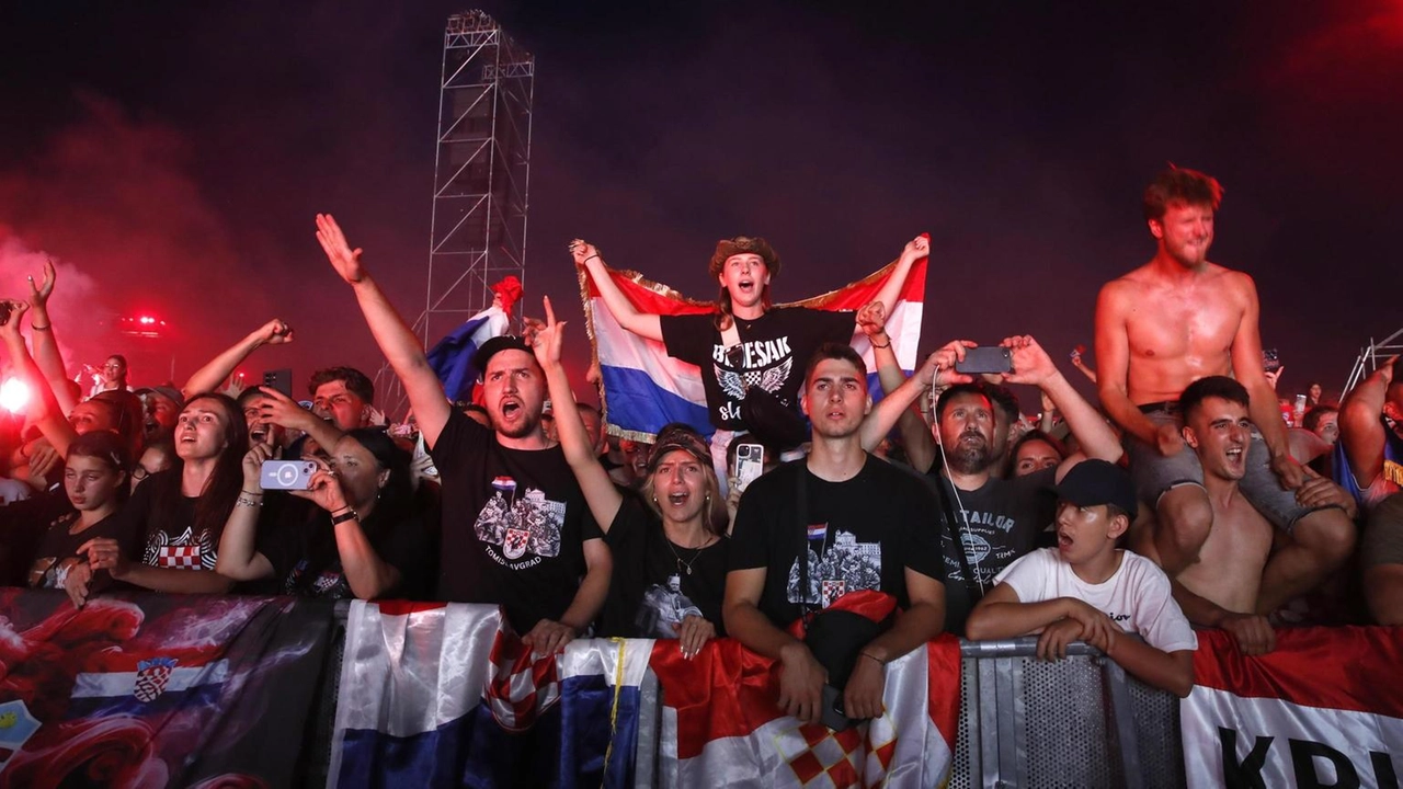 Messaggi all'Europa, nel pubblico simboli nazisti e ustascia Messaggi all'Europa, nel pubblico simboli nazisti e ustascia
