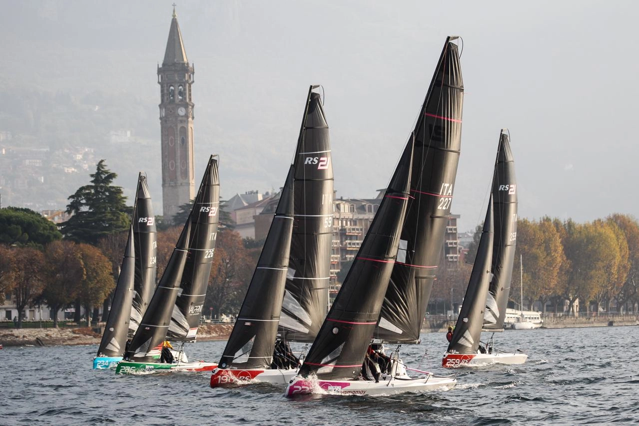 Gli MS21 si danno battaglia nelle acque del golfo di Lecco (Foto Marius Bunduc)