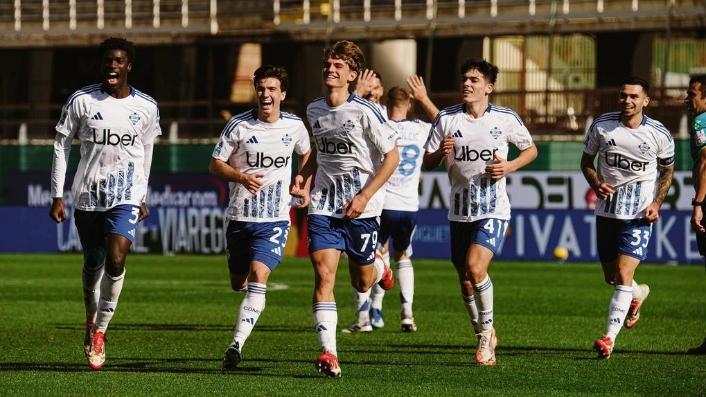 La gioia dei calciatori del Como trascinati da Assane Diao e Nico Paz, giovanissimi talenti allenati da Cesc Fabregas La gioia dei calciatori del Como trascinati da Assane Diao e Nico Paz, giovanissimi talenti allenati da Cesc Fabregas