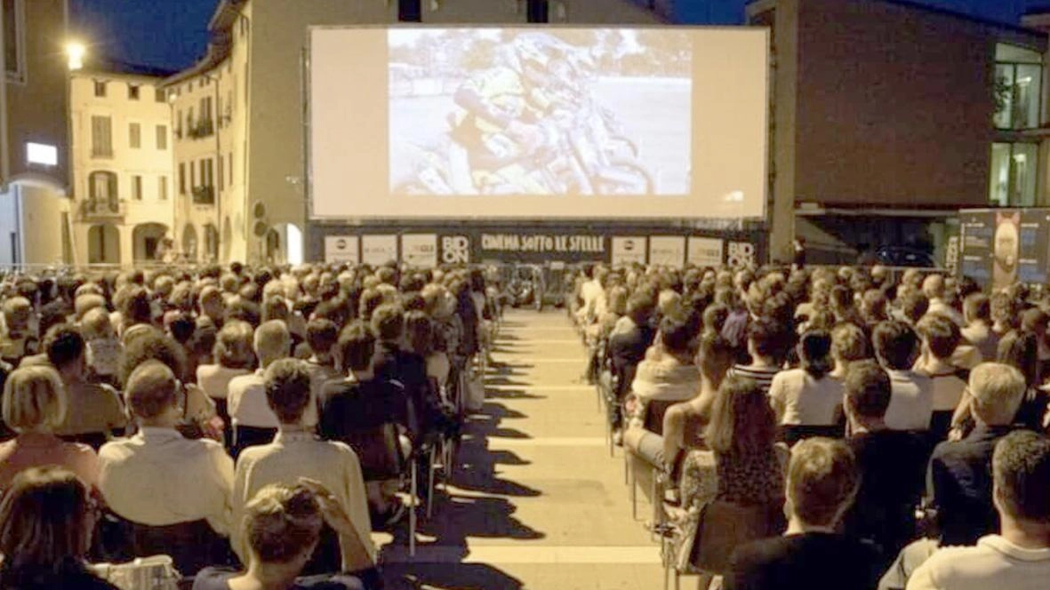 Il cortile dell’ex oratorio San Luigi in via don Colnaghi si trasformerà in una sala cinematografica a cielo aperto Il cortile dell’ex oratorio San Luigi in via don Colnaghi si trasformerà in una sala cinematografica a cielo aperto