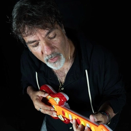 Vent’anni di Festival. Sciamano, showman. Emigli in concerto