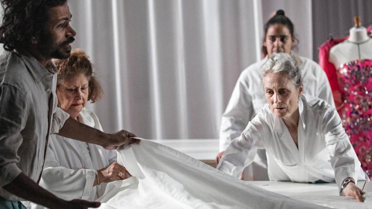 Sommario: "L'abito da sposa di Lady Diana ispira lo spettacolo teatrale "Lacrima" al Piccolo Teatro Strehler di Milano, un racconto corale sul tema della violenza attraverso laboratori di alta moda e storie intrecciate." Sommario: "L'abito da sposa di Lady Diana ispira lo spettacolo teatrale "Lacrima" al Piccolo Teatro Strehler di Milano, un racconto corale sul tema della violenza attraverso laboratori di alta moda e storie intrecciate."