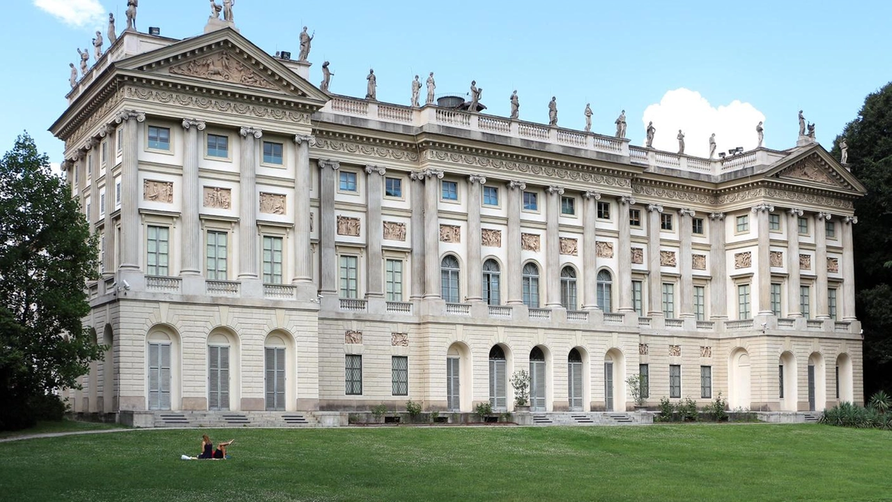 Veduta della Villa Reale dal Giardino interno riservato ai bambini Veduta della Villa Reale dal Giardino interno riservato ai bambini