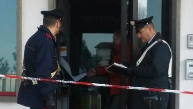 I carabinieri davanti a un bancomat esploso (foto di archivio) I carabinieri davanti a un bancomat esploso (foto di archivio)