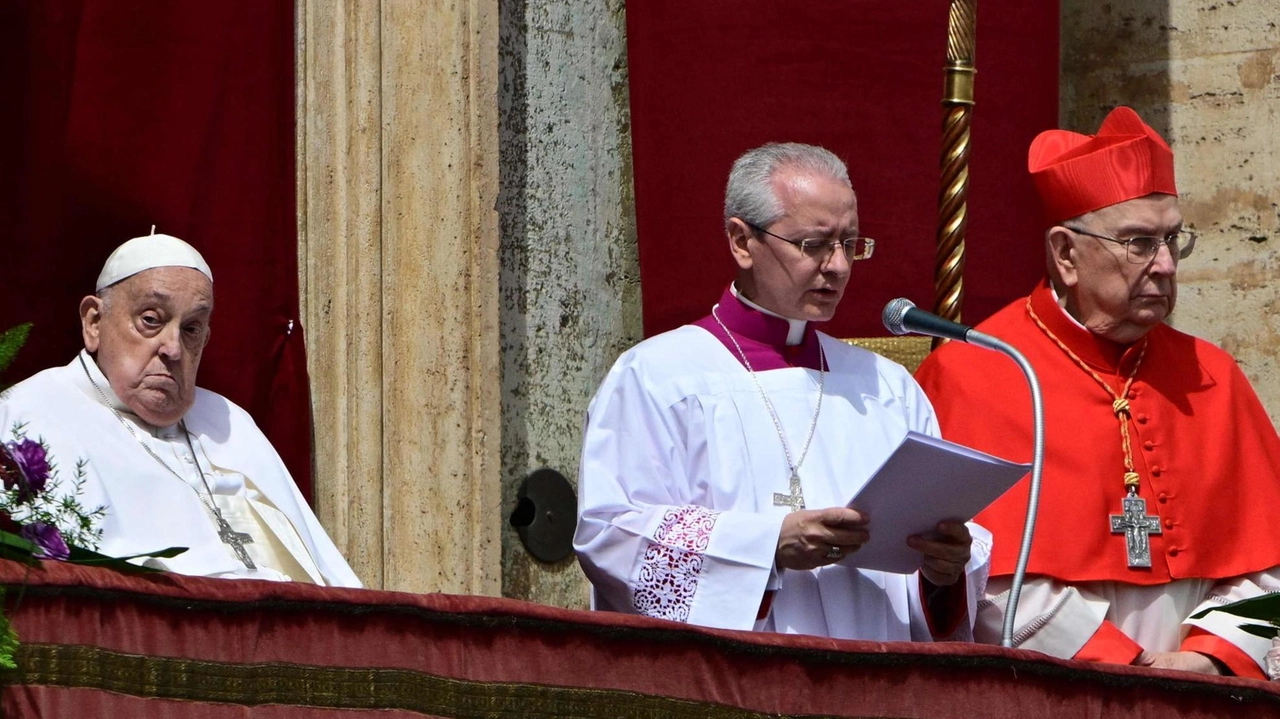 Monsignor Diego Ravelli durante la lettura del messaggio del Papa in Vaticano