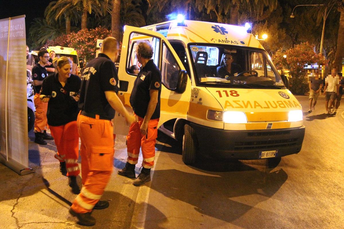 Ragazza aggredita dal fidanzato, portata in salvo da due residenti: “Era impazzito, la massacrava” Ragazza aggredita dal fidanzato, portata in salvo da due residenti: “Era impazzito, la massacrava”