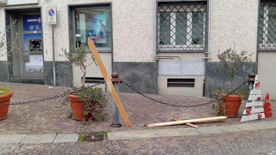 Le decorazioni natalizie devastate dai vandali Le decorazioni natalizie devastate dai vandali