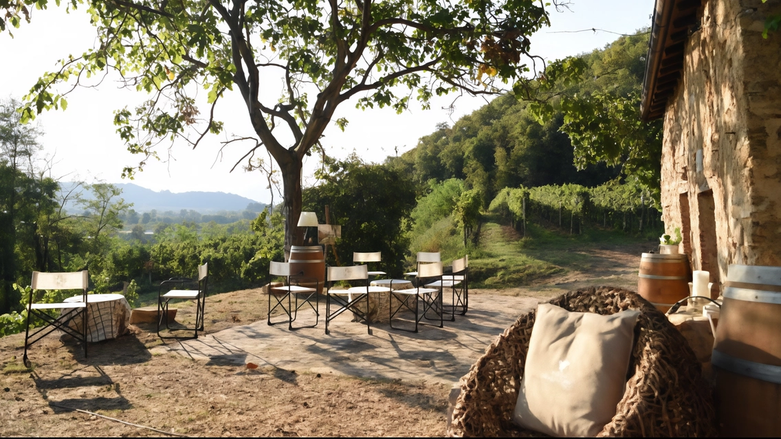 Un borgo del Cinquecento abbracciato da vigne e natura incontaminata, riportato a nuova vita negli anni Sessanta e oggi... Un borgo del Cinquecento abbracciato da vigne e natura incontaminata, riportato a nuova vita negli anni Sessanta e oggi...
