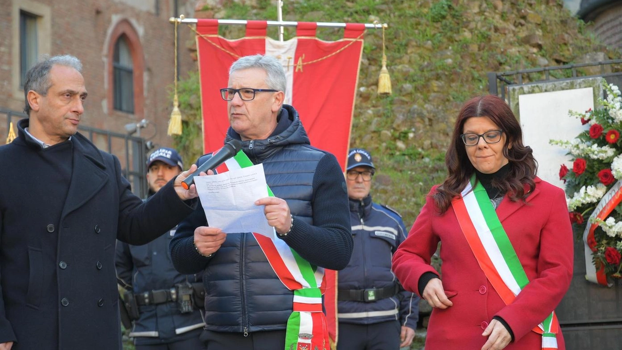 La commemorazione delle vittime per il crollo della Torre civica, il 17 marzo 1986 Al microfono il sindaco di San Genesio, Enrico Giuseppe Tessera e al suo fianco la vicesindaca di Pavia Alice Moggi in rappresentanza dei due Comuni