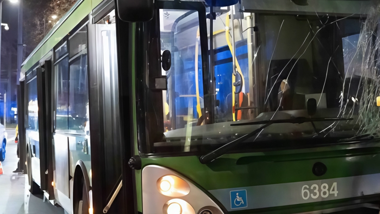 L’autobus della linea 47 stava svoltando in viale Liguria da via Segantini L’autobus della linea 47 stava svoltando in viale Liguria da via Segantini