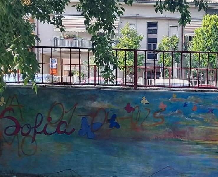 Vandali in azione sul murale dedicato a Sofia, "sono senza cuore" Vandali in azione sul murale dedicato a Sofia, "sono senza cuore"