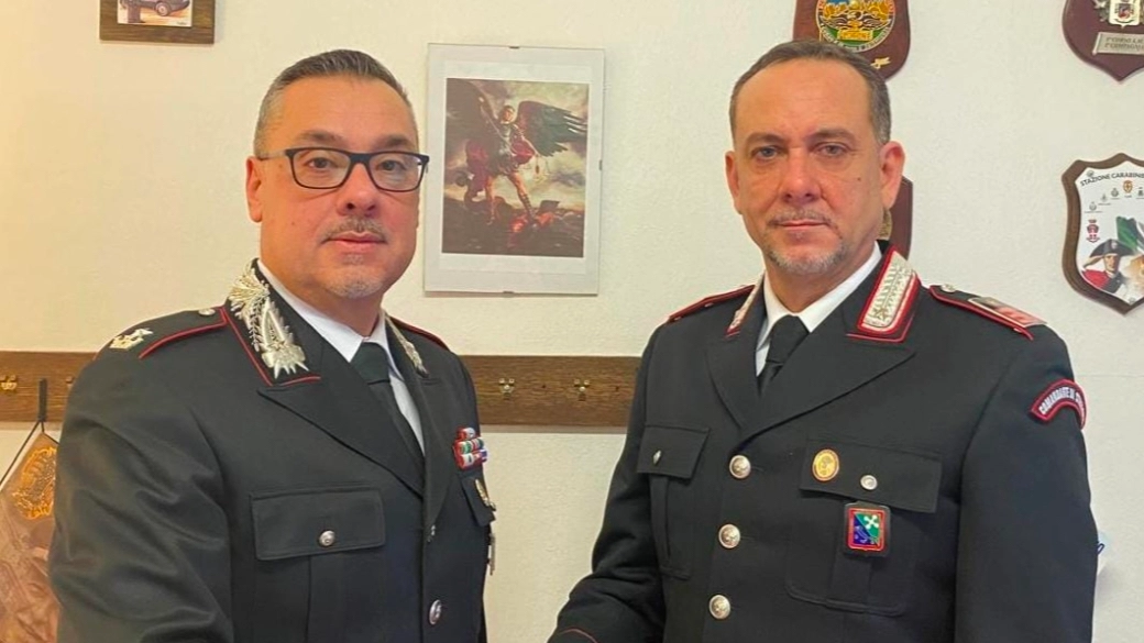 A destra il comandante di Lodi Vecchio accolto dal comandante della compagnia