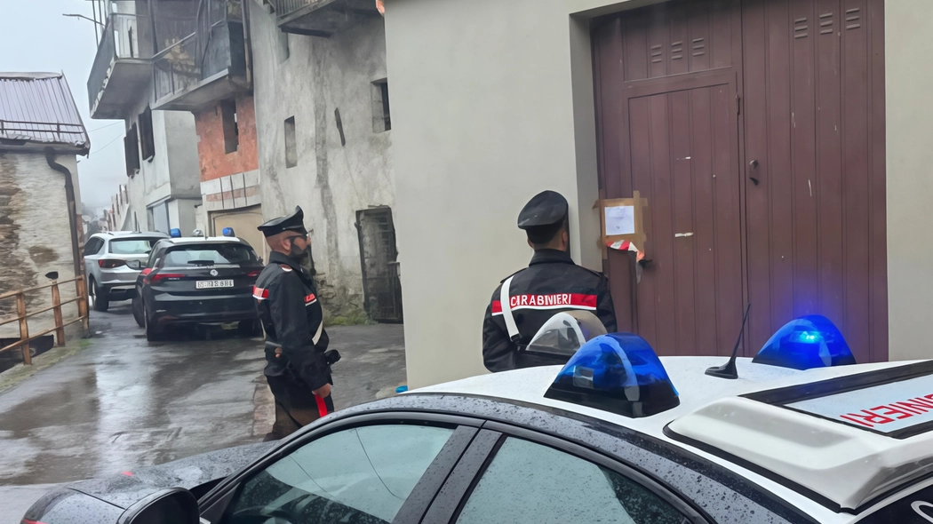 L’arrivo dei militari fuori dalla casa della vittima uccisa il giorno prima L’arrivo dei militari fuori dalla casa della vittima uccisa il giorno prima