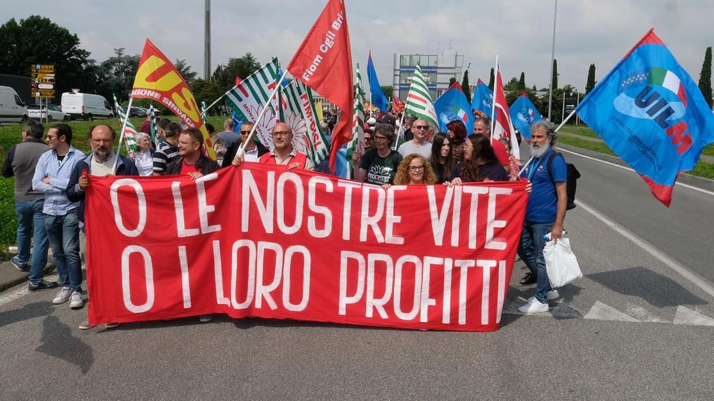 Agrate, secondo le sigle sindacali gli esuberi nei prossimi tre anni arriveranno a 1.500. Previsto anche un presidio davanti alla Prefettura: il governo non ci ha ancora convocati.