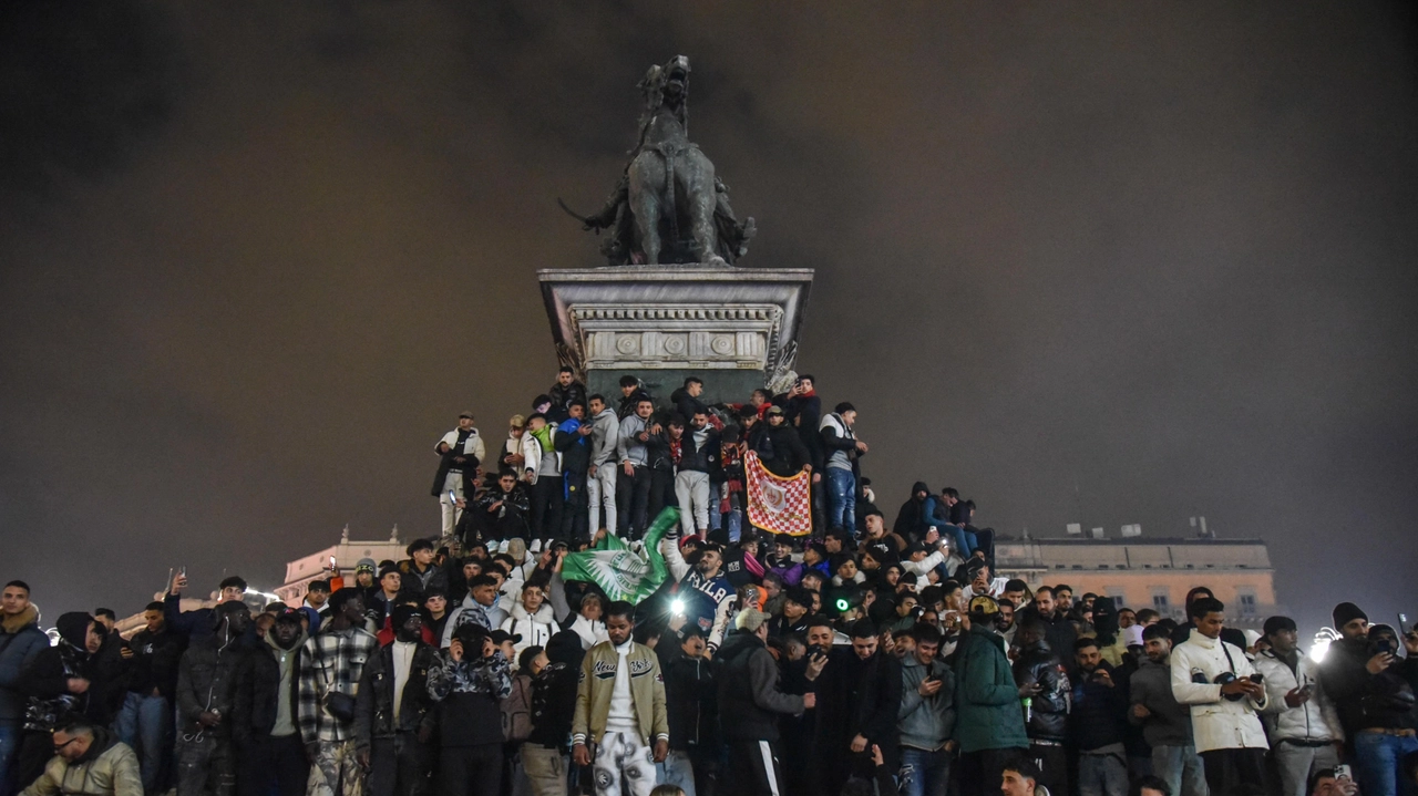 La folla che ha preso d'assalto il monumento equestre in piazza Duomo a Milano la notte di Capodanno (Ansa/Matteo Corner) La folla che ha preso d'assalto il monumento equestre in piazza Duomo a Milano la notte di Capodanno (Ansa/Matteo Corner)