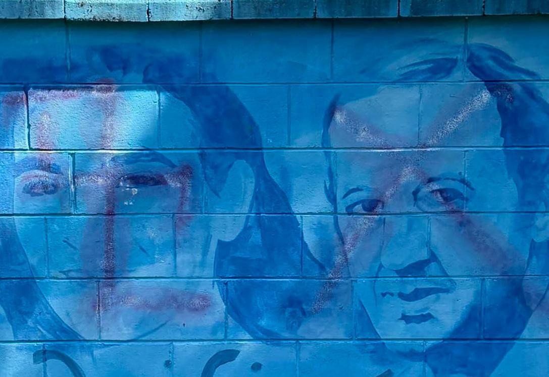 svastica sul murale a lea garofalo volontari in campo stop ai vandali