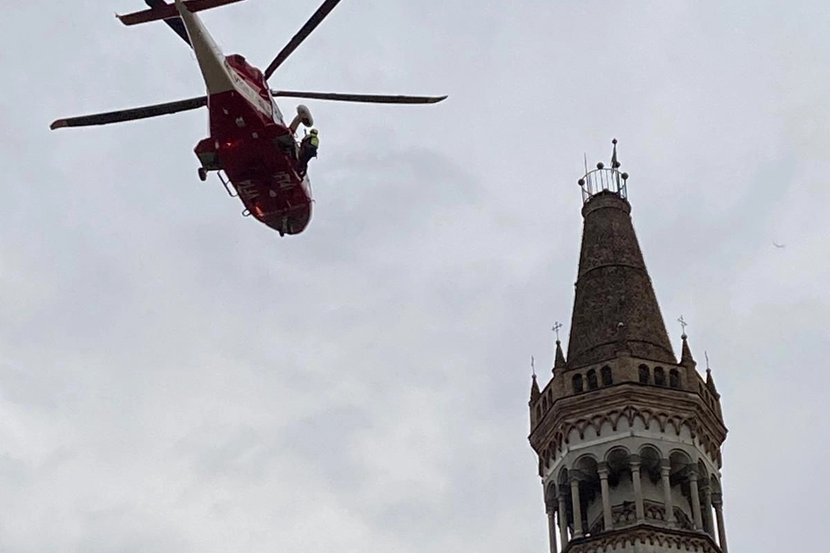 L'arrivo dei soccorsi (foto Ruggeri)