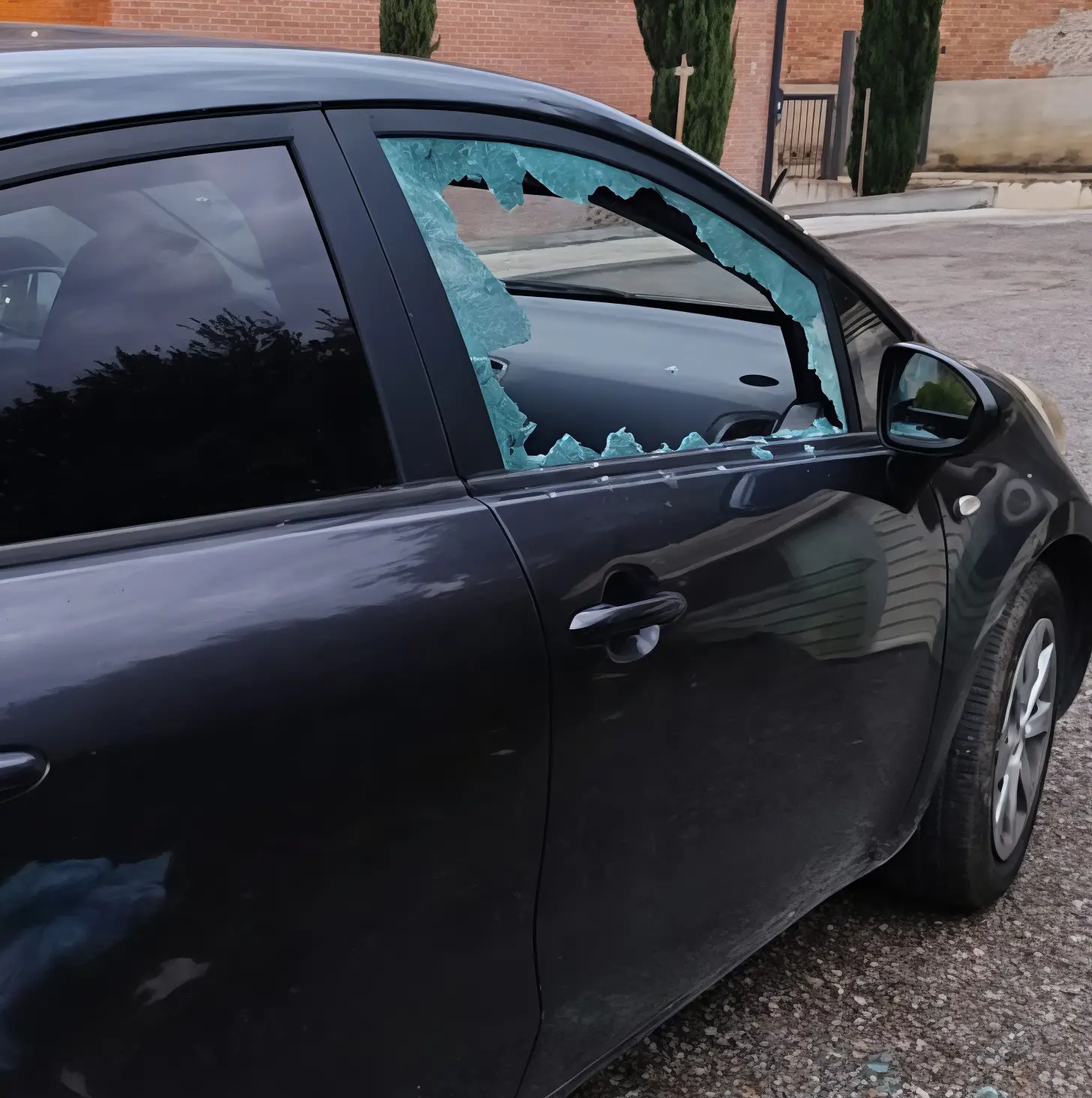 Scaglia cestino su un’auto parcheggiata in zona stazione Centrale: arrestato (mentre si prepara a danneggiare un’altra vettura)