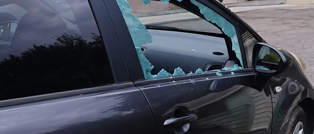 Scaglia cestino su un’auto parcheggiata in zona stazione Centrale: arrestato (mentre si prepara a danneggiare un’altra vettura)