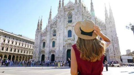 Una turista in piazza Duomo Il 2025 si appresta a diventare un anno record per il turismo in città Una turista in piazza Duomo Il 2025 si appresta a diventare un anno record per il turismo in città
