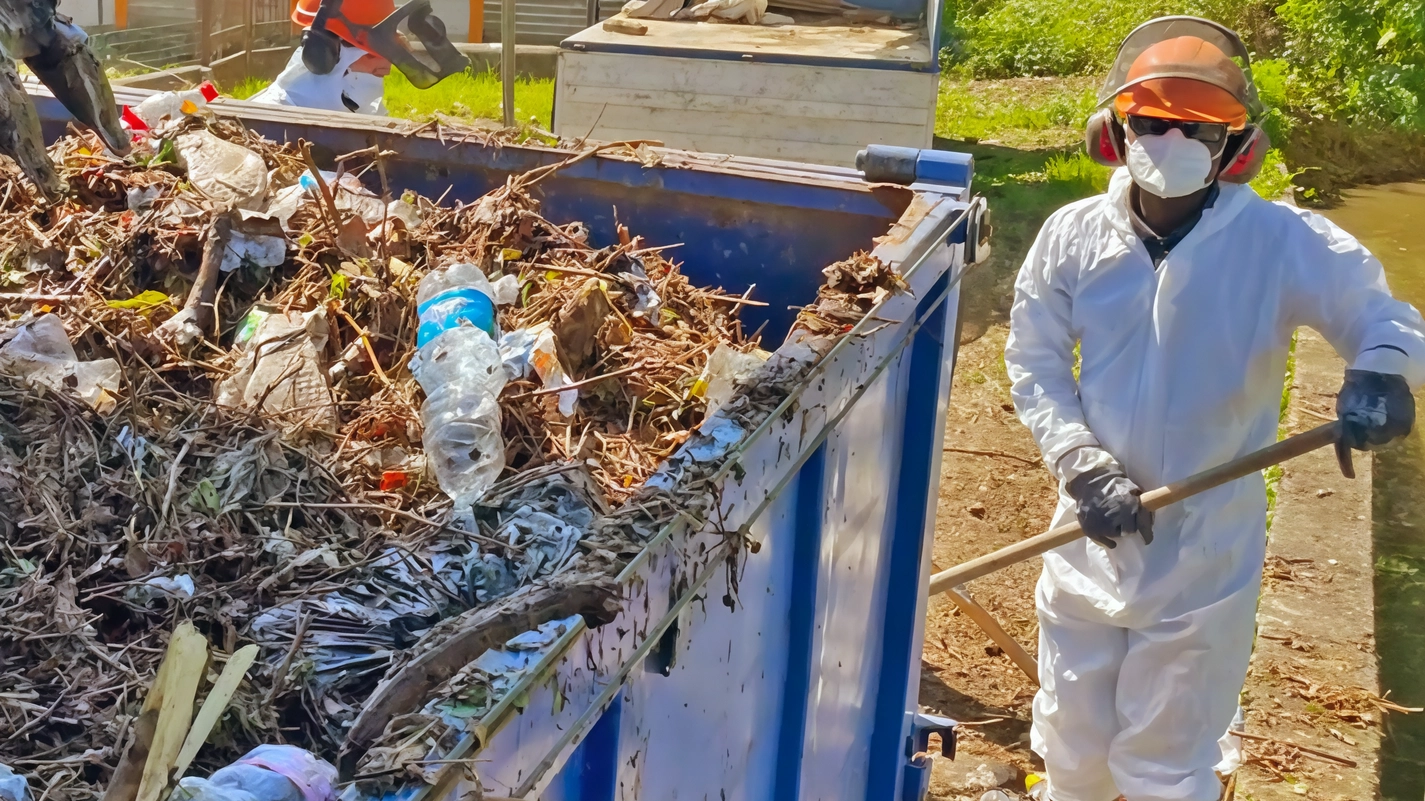 Le operazioni di pulizia del canale che scorre fra gli abitati di Osio Sotto e Zingonia: "Una zona densamente urbanizzata dove purtroppo troviamo materiali di tutti i tipi".