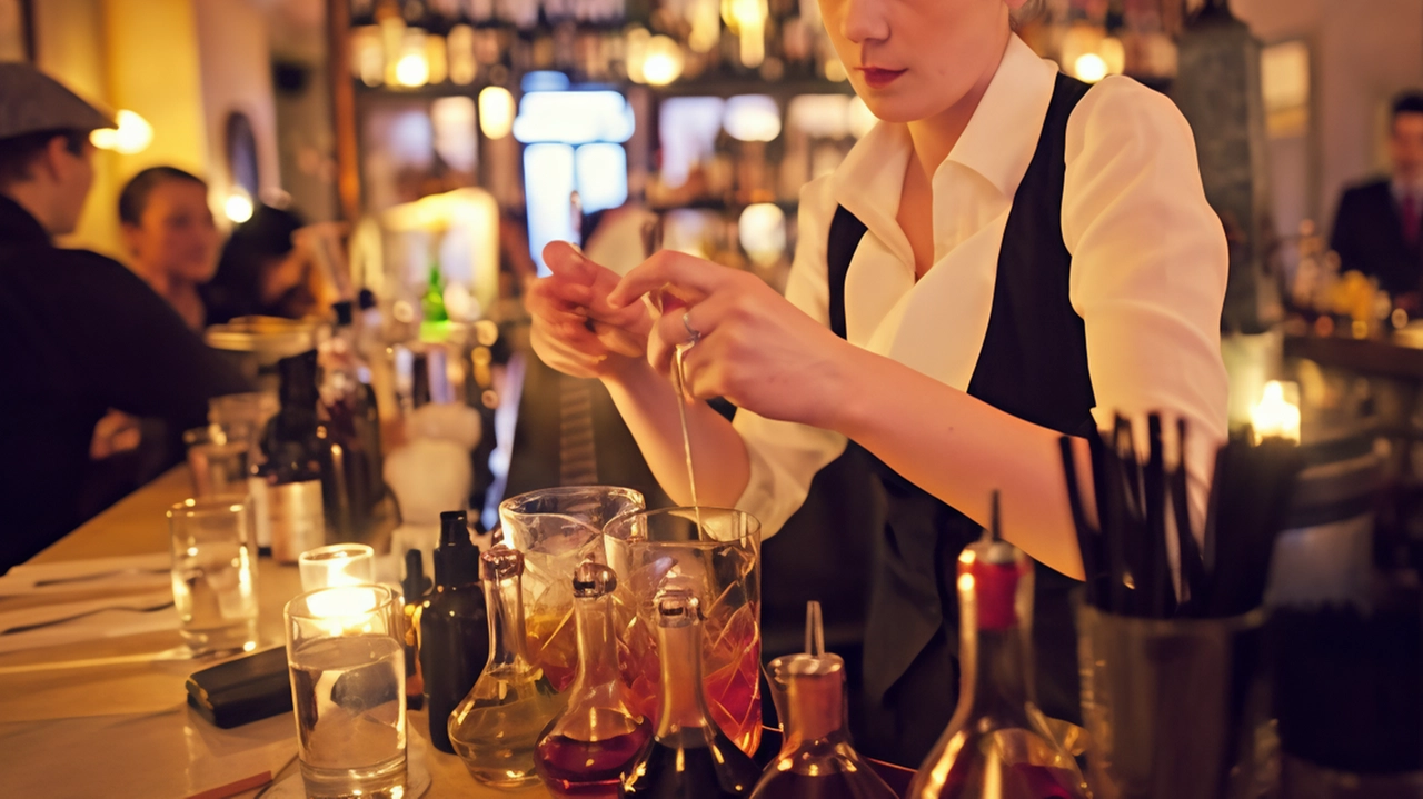Sono 250 le ore di formazione per cameriere addetto di sala e bar Al termine viene rilasciato un certificato Sono 250 le ore di formazione per cameriere addetto di sala e bar Al termine viene rilasciato un certificato